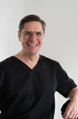 Portrait Dr. med. dent. Jochen K. Alius M.Sc., M.Sc., Praxisklinik in der Mauthalle, Praxis für Implantologie & ästhetische Zahnmedizin, Nürnberg, Zahnarzt, Master of Science in Oraler Implantologie und Parodontologie (DGI)