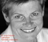 Portrait Dr. med. dent. Anja Schulze, Zahnarzt, Implantologie, Parodontologie, Kinderbehandlung, Narkose, Gehrden, Zahnärztin
