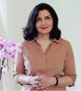 Portrait Dr. med. Mahnaz Memarzadeh, Praxis für Kinder- und Jugendpsychiatrie und -psychotherapie, Berlin-Charlottenburg, Kinderpsychiaterin, Facharzt für Kinder- und Jugendpsychiatrie und -psychotherapie