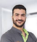Portrait Kasem Shalabi, Zahnarztpraxis Rödermark - Zahnarzt Kasem Shalabi, Wo Lächeln entsteht und Menschen sich wohlfühlen, Rödermark, Zahnarzt