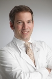 Portrait Dr. med. Alexander Handschin, Klinik Dr. Guth, Abteilung für Plastische, Ästhetische und Handchirurgie, Hamburg, Plastischer Chirurg, Chirurg