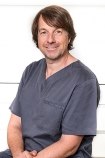 Portrait Dr. med. dent. Claudio Cacaci, Implantat Competence Centrum München, Praxis für Implantologie und Parodontologie Dr. Cacaci & Dr. Randelzhofer, München, Oralchirurg, Zahnarzt, Fachzahnarzt für Oralchirurgie und Implantologie